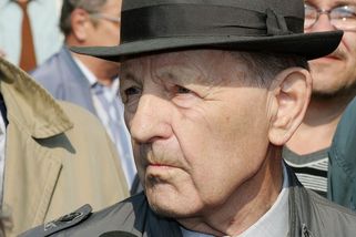 Nečestní soudruzi po revoluci obětovali Jakeše, a pak převlékli kabáty - Médium.cz